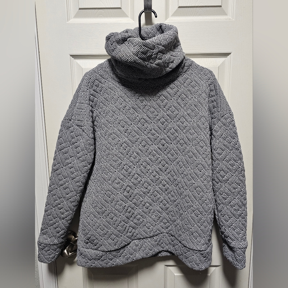 GAP Fit Women's Quilted Black and White Houndstooth Heavy Turtleneck Size Small